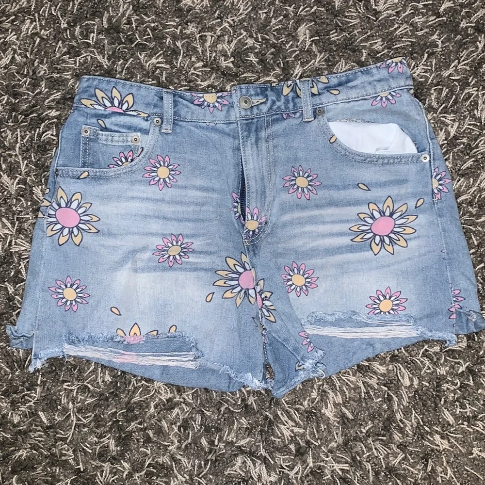 No Boundaries Floral Shorts Size 13 - Picture 1 of 3